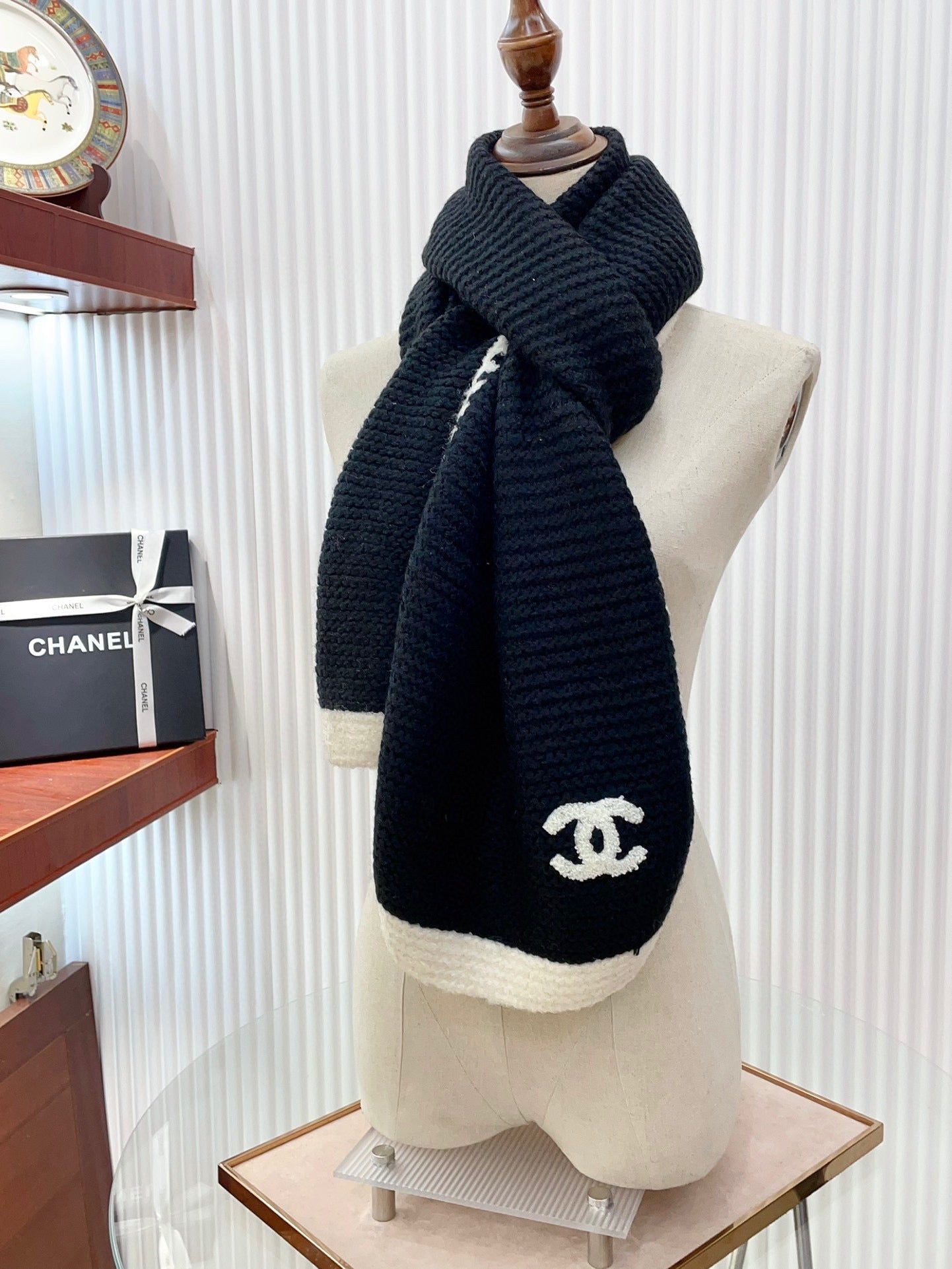 KNIT SCARF 200 CM IN BLACK CASHMERE WITH WHITE LOGO 383910