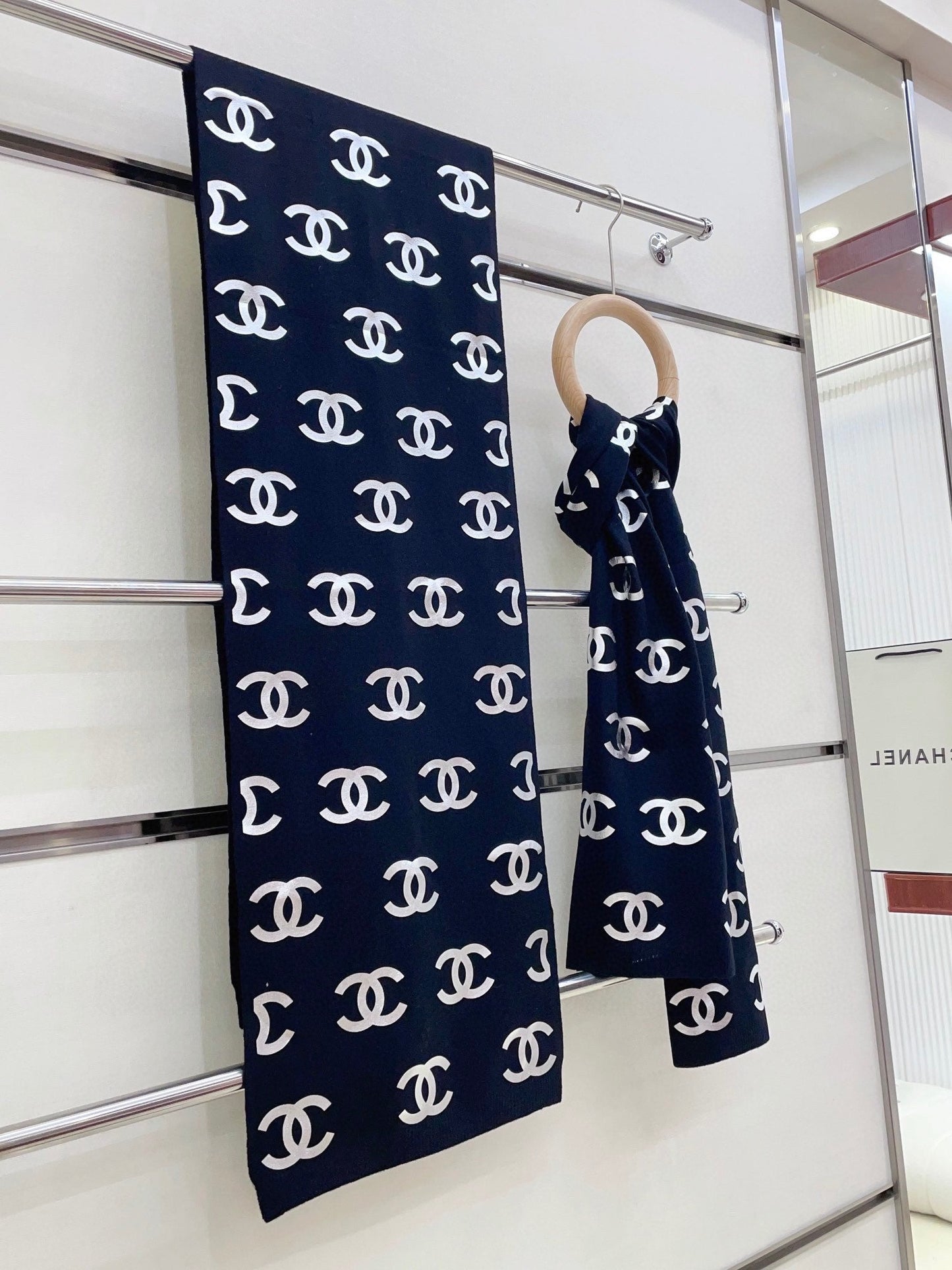 SCARF 190 CM IN NAVY BLUE CASHMERE WITH SILVER LOGO 401171