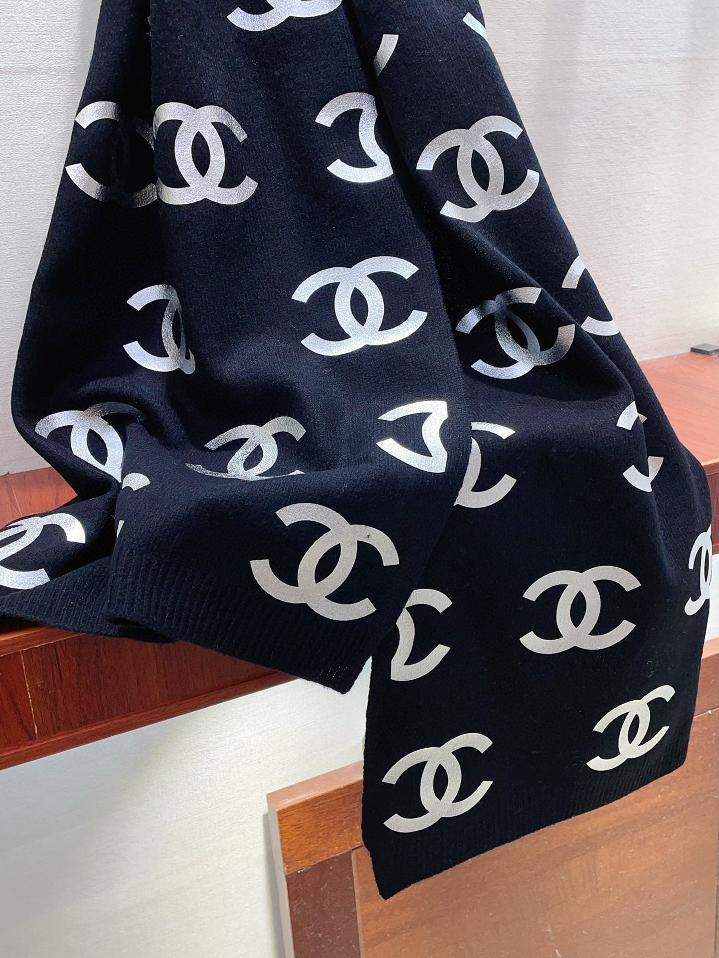 SCARF 190 CM IN NAVY BLUE CASHMERE WITH SILVER LOGO 401171