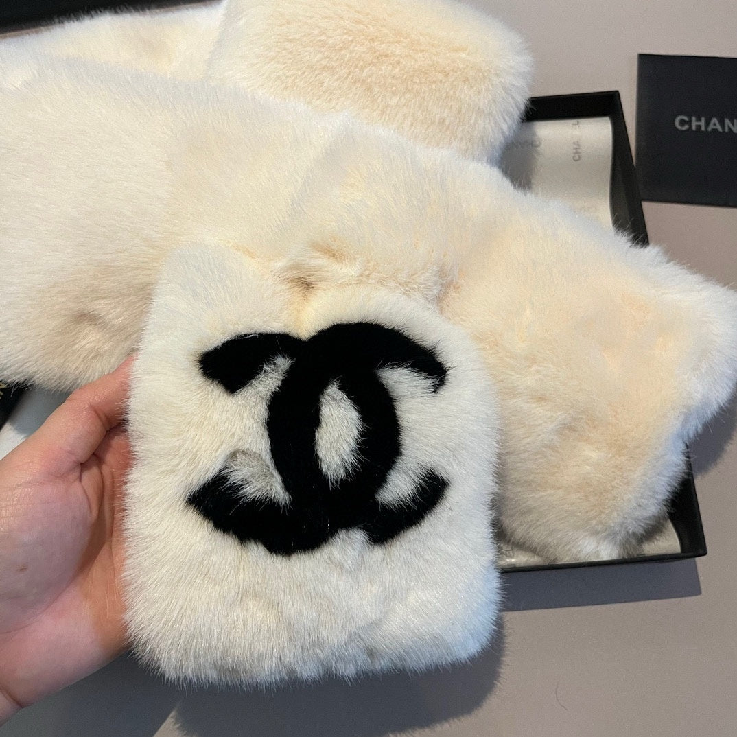 SCARF IN WHITE RABBIT FUR WITH BLACK LOGO 397437